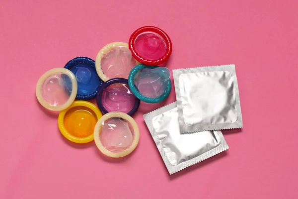 Розпаковані Презервативи Пакети Рожевому Фоні Плоский Безпечний Секс — стокове фото
