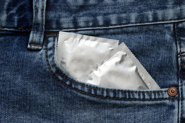 Verpackte Kondome Jeanstaschen Nahaufnahme Sicherer Sex — Stockfoto