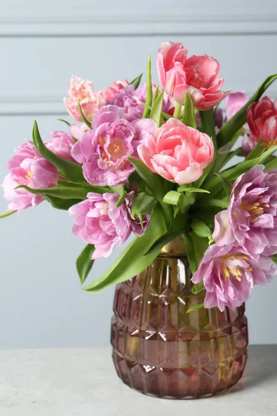 Hermoso Ramo Flores Tulipán Colores Mesa Blanca Cerca Pared Gris —  Fotos de Stock