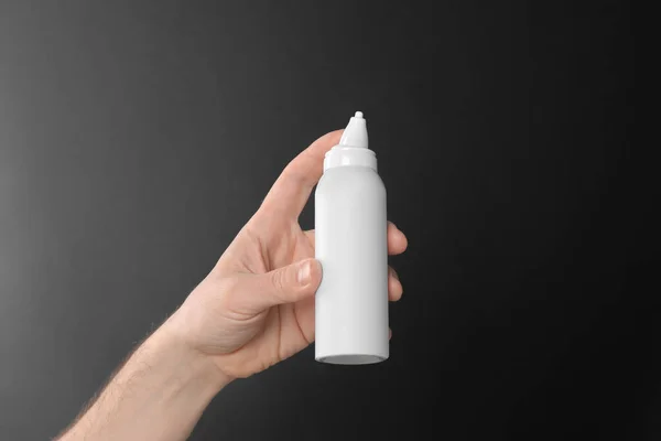 Homem Segurando Spray Nasal Fundo Preto Close — Fotografia de Stock