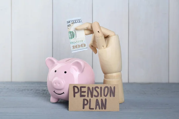 Karta Frází Pension Plan Manekýnová Ruka Držící Dolarovou Bankovku Prasátko — Stock fotografie