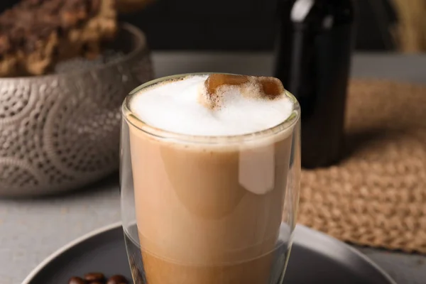 Glas Aromatischer Kaffee Mit Sirup Auf Teller Nahaufnahme — Stockfoto