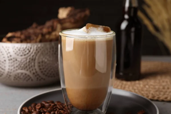 Glas Aromatische Koffie Met Siroop Bonen Bord Close — Stockfoto