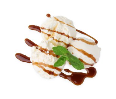 Karamel soslu dondurma ve beyaz üzerine izole edilmiş nane şekeri.