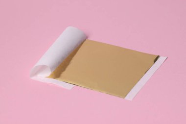 Pembe arka planda yenilebilir altın yaprak örtüsü