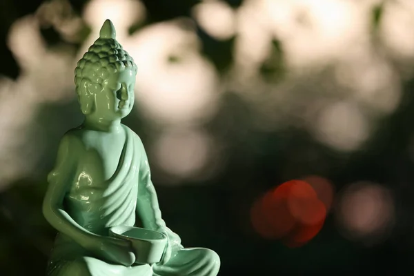 Dekorativ Buddha Staty Suddig Bakgrund Utomhus Plats För Text — Stockfoto