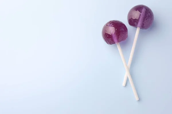 Lollipops Saborosos Fundo Azul Claro Flat Lay Espaço Para Texto — Fotografia de Stock