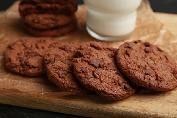 Välsmakande Choklad Cookies Träskiva Närbild — Stockfoto