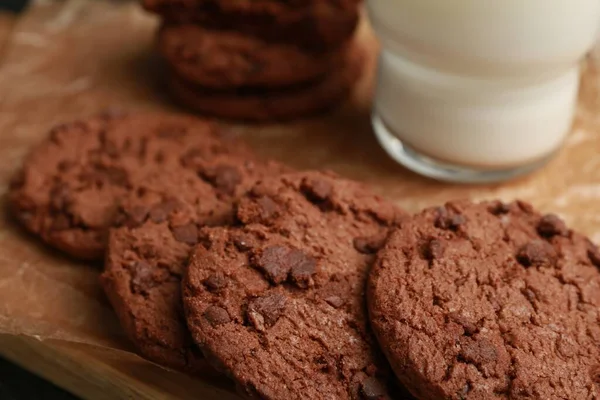 木板上美味的巧克力饼干 特写镜头 — 图库照片