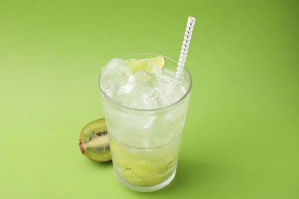 一杯清爽的饮料 在绿色背景下切碎猕猴桃 — 图库照片