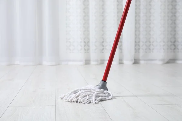 Limpeza Chão Madeira Sujo Com Esfregão Dentro Casa — Fotografia de Stock
