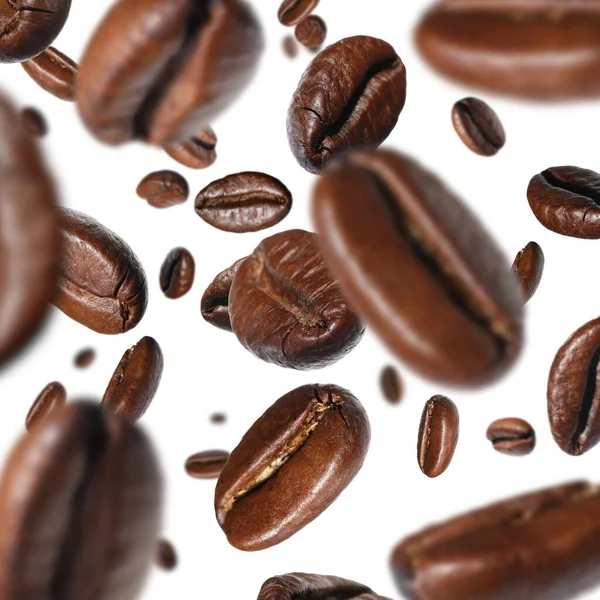 Rostade Kaffebönor Faller Vit Bakgrund — Stockfoto