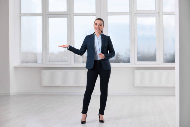 Yeni daireyi gösteren mutlu emlakçı