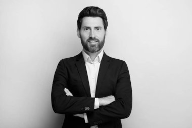 Hafif arka planda yakışıklı bir adamın portresi. Siyah ve beyaz etkisi
