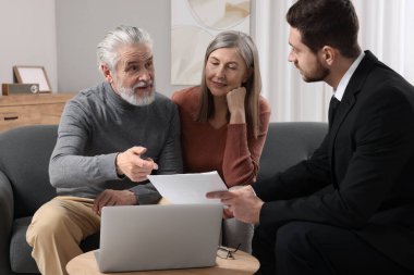 Sigorta acentesi yaşlı çifte oda planı hakkında danışmanlık yapıyor.