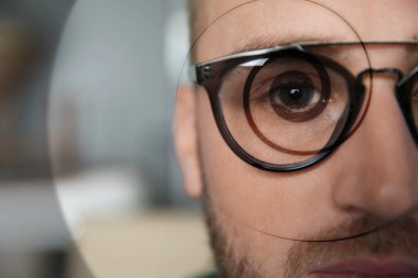 Hipnoz ve terapi. Genç adamın yüzüne doğru dön, yakından çek. Metin için alanı olan kolaj tasarımı