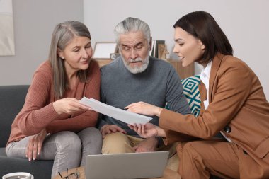 Sigorta acentesi yaşlı çifte oda planı hakkında danışmanlık yapıyor.