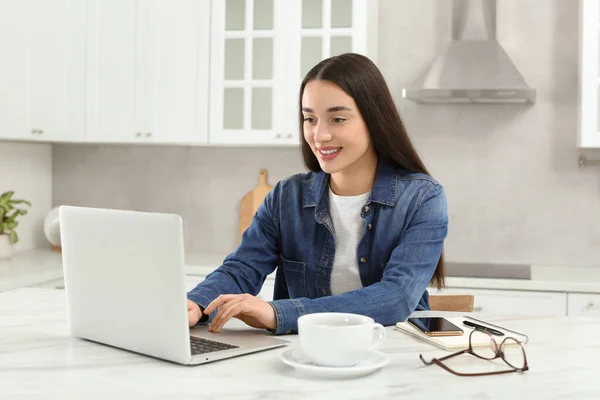 Dom Pracy Szczęśliwa Kobieta Pisząca Laptopie Marmurowym Biurku Kuchni — Zdjęcie stockowe