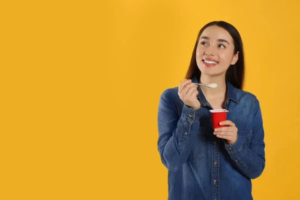 Donna Felice Con Gustoso Yogurt Sfondo Arancione Spazio Testo — Foto Stock