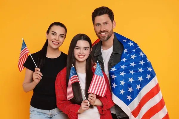 Julio Día Independencia Estados Unidos Familia Feliz Con Banderas Americanas — Foto de Stock