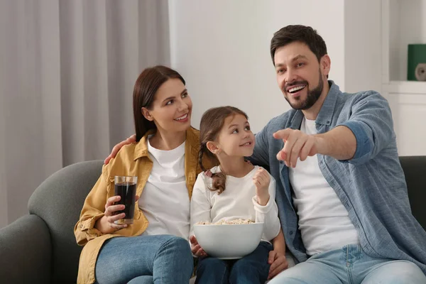 Šťastná Rodina Tráví Čas Spolu Při Sledování Televize Doma — Stock fotografie
