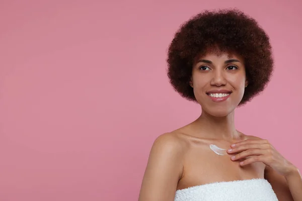 Hermosa Mujer Joven Aplicando Crema Sobre Cuerpo Sobre Fondo Rosa — Foto de Stock