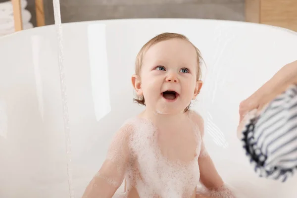 妈妈在家里用浴缸洗她的小宝宝 特写镜头 — 图库照片