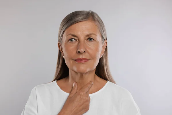 Endokrina Systemet Senior Kvinna Gör Sköldkörteln Själv Undersökning Ljusgrå Bakgrund — Stockfoto