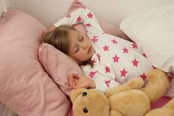 Κοριτσάκι Ροχαλίζει Ενώ Κοιμάται Στο Κρεβάτι — Φωτογραφία Αρχείου