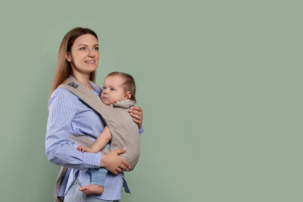 Mãe Segurando Seu Filho Funda Carrinho Bebê Fundo Azeitona Espaço — Fotografia de Stock