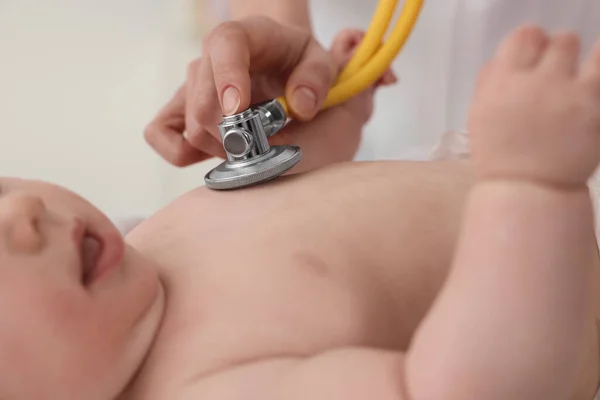 Kinderarts Onderzoeken Van Kleine Baby Met Stethoscoop Kliniek Close — Stockfoto