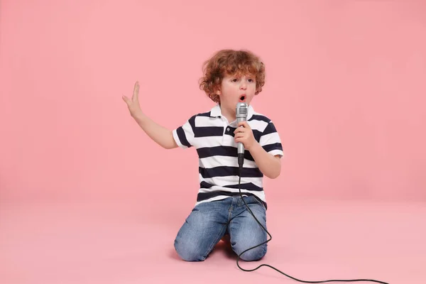 Симпатичный Маленький Мальчик Микрофоном Поет Розовом Фоне — стоковое фото