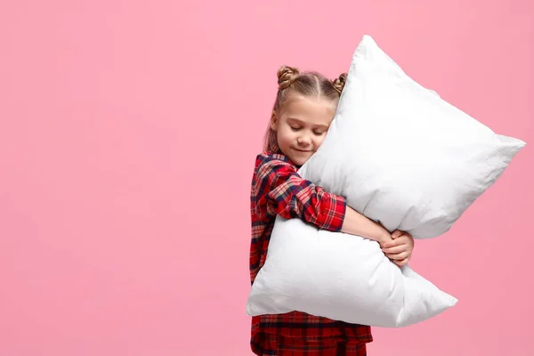 Menina Pijama Abraçando Travesseiro Fundo Rosa Espaço Para Texto — Fotografia de Stock
