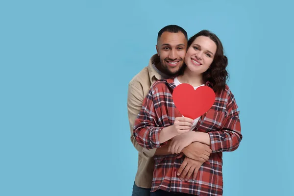 Casal Encantador Com Coração Papel Vermelho Fundo Azul Claro Espaço — Fotografia de Stock