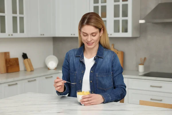 Kvinna Äter Välsmakande Yoghurt Med Sked Vid Bordet Köket — Stockfoto