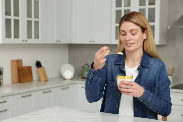 Mujer Comiendo Sabroso Yogur Con Cuchara Mesa Cocina Espacio Para —  Fotos de Stock