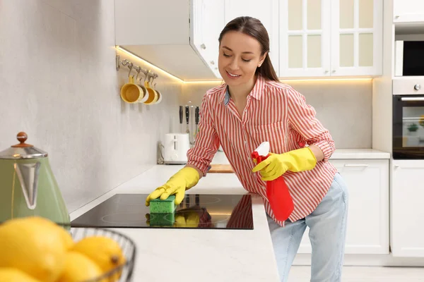 Limpieza Primavera Mujer Joven Ordenando Cocina Casa — Foto de Stock