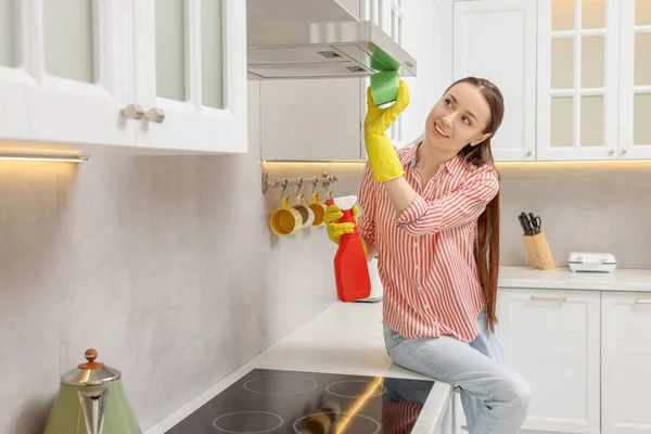 Spring Cleaning Young Woman Tidying Kitchen Home — Stock Photo, Image