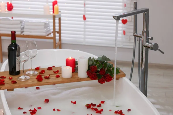 Dřevěný Podnos Vínem Hořícími Svíčkami Okvětními Lístky Růží Vaně Koupelně — Stock fotografie