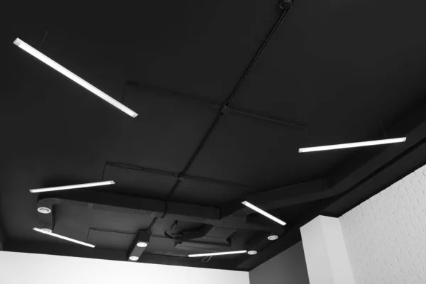 Schwarze Decke Mit Moderner Beleuchtung Zimmer Niedriger Blickwinkel — Stockfoto