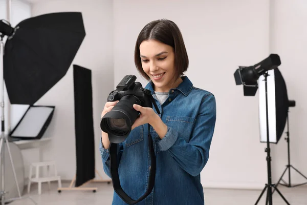 Fotografer Profesional Dengan Kamera Studio Foto Modern — Stok Foto