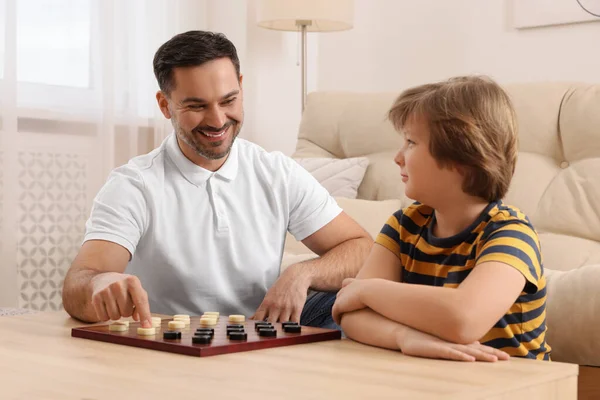 Vader Speelt Dammen Met Zijn Zoon Aan Tafel Kamer — Stockfoto