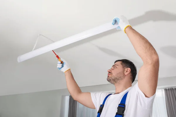Electrician Installing Led Linear Lamp Indoors Ceiling Light — Stock Photo, Image
