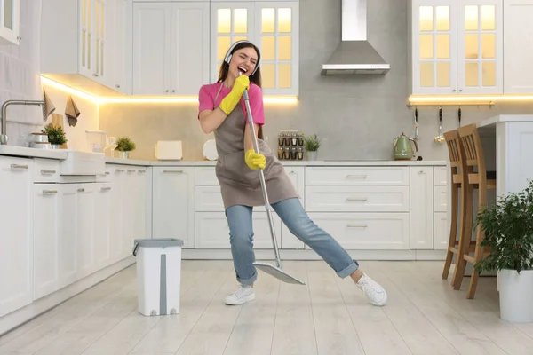 Temizliğin Tadını Çıkarıyorum Mutfağı Temizlerken Paspaslı Mutlu Kadın Şarkı Söylüyor — Stok fotoğraf
