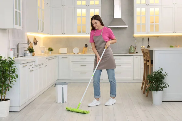 Glückliche Frau Putzt Boden Mit Wischmopp Küche — Stockfoto