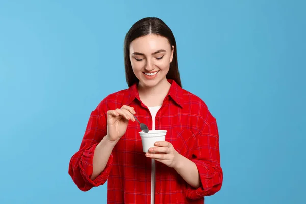 Женщина Вкусным Йогуртом Светло Голубом Фоне — стоковое фото