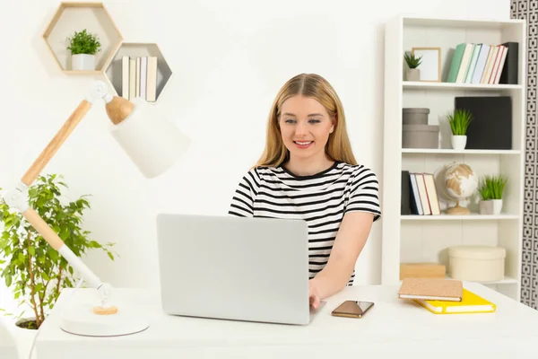Thuis Werken Vrouw Werkt Laptop Aan Wit Bureau Kamer — Stockfoto
