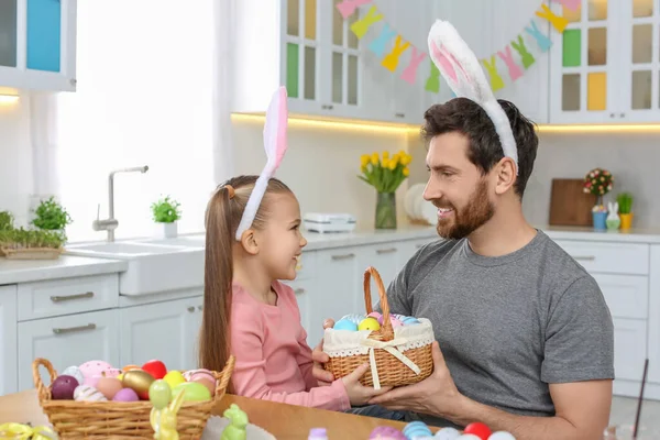 Babası Şirin Kızı Mutfakta Paskalya Yumurtası Dolu Sepetle — Stok fotoğraf