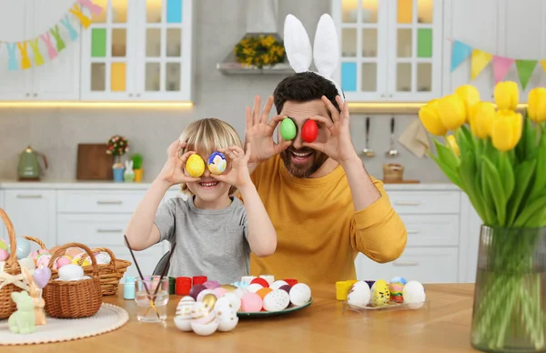 Vater Und Sein Süßer Sohn Bedecken Augen Mit Ostereiern Tisch — Stockfoto