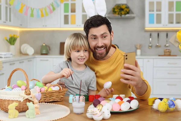 Babası Tatlı Oğlu Mutfakta Paskalya Yumurtası Boyarken Selfie Çekiyorlar — Stok fotoğraf